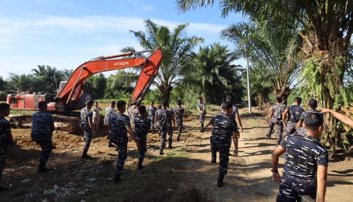 Prajurit Kodaeral I Bersama Warga Gelar Aksi Bersih Lingkungan di Limau Manis