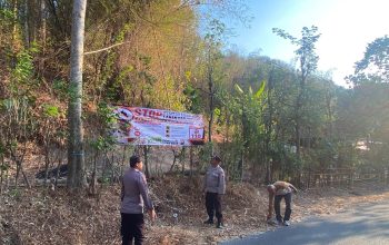 Cegah Karhutla di Lereng Gunung Pegat, Polres Blitar Kota Pasang Banner dan Gencarkan Patroli