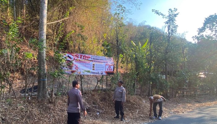 Cegah Karhutla di Lereng Gunung Pegat, Polres Blitar Kota Pasang Banner dan Gencarkan Patroli