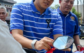 Jelang HUT ke-81 RI, PWI Sergai Bagikan Ratusan Bendera Merah Putih kepada Pengguna Jalan