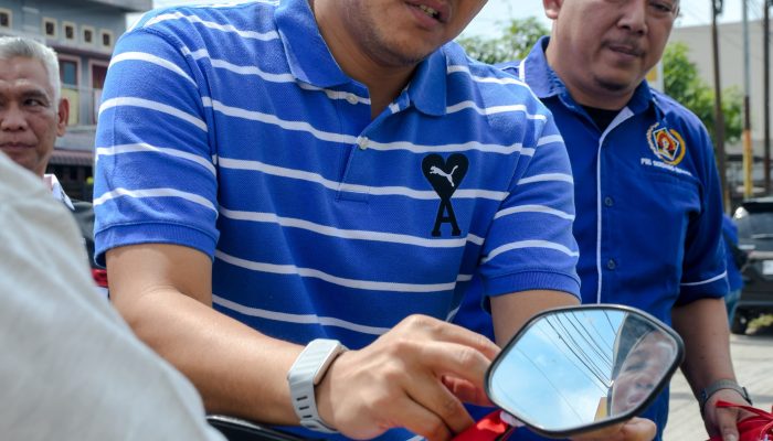 Jelang HUT ke-81 RI, PWI Sergai Bagikan Ratusan Bendera Merah Putih kepada Pengguna Jalan