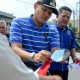 Jelang HUT ke-81 RI, PWI Sergai Bagikan Ratusan Bendera Merah Putih kepada Pengguna Jalan