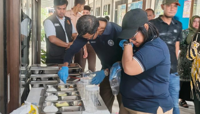 Tim Labfor Dari Polda Sumut Terjun Langsung Menyelidiki SPPG Pasca Siswa Keracunan di SMA Negeri Berastagi