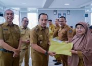 Wali Kota Tebing Tinggi Serahkan SK PIP, Tekankan Integritas Kepala Sekolah
