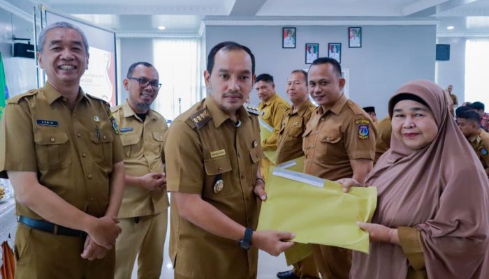 Wali Kota Tebing Tinggi Serahkan SK PIP, Tekankan Integritas Kepala Sekolah