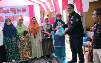 Semangat Kemerdekaan, Bolone Mase Blitar Bagikan 50 Paket Sembako untuk Janda Kurang Mampu