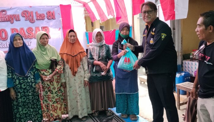 Semangat Kemerdekaan, Bolone Mase Blitar Bagikan 50 Paket Sembako untuk Janda Kurang Mampu