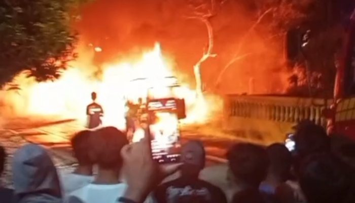 Truk Pengangkut Getah Pinus Terbakar di Karangrejo Tulungagung, Kerugian Capai Rp225 Juta