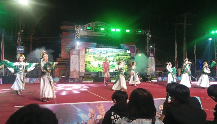 Ribuan Warga Padati Jalanan, BEN Carnival 2026 Sulap Malam Kota Blitar Jadi Pesta Budaya Nusantara