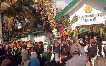 Jamasan Gong Kyai Pradah Jadi Rebutan, Warga Blitar Rela Berdesakan Demi Berkah