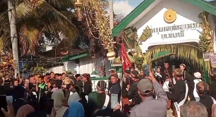 Jamasan Gong Kyai Pradah Jadi Rebutan, Warga Blitar Rela Berdesakan Demi Berkah