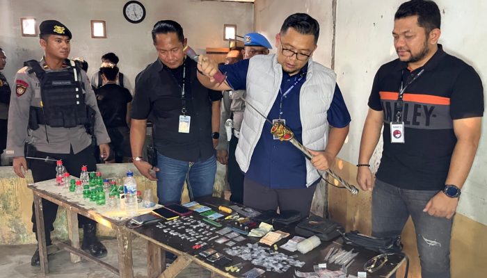 Gerebek Rumah IRT Diduga Bandar, Polisi Sita 40 Paket Sabu dan Samurai