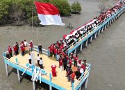 Pelajar MPI Bersama Mahasiswa Dan Pramuka Kibarkan Bendera Merah Putih Sepanjang 20 Meter Di Hutan Manggrove
