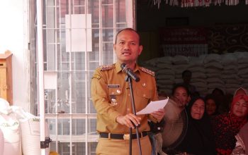 Wali Kota Tanjungbalai Tinjau Langsung Penyaluran Bantuan Pangan di Kelurahan Beting Kuala Kapias