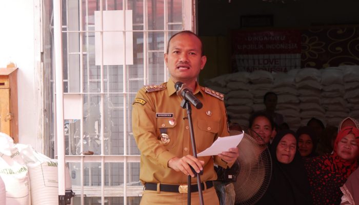 Wali Kota Tanjungbalai Tinjau Langsung Penyaluran Bantuan Pangan di Kelurahan Beting Kuala Kapias