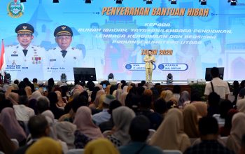 Gubsu Serahkan Hibah Rp200 Miliar untuk 567 Penerima di Sumut