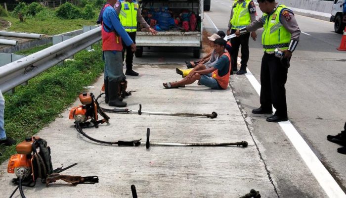 Dua Pekerja Pemotong Rumput Tewas Ditabrak Dump Truk di Tol Medan-Tebing Tinggi