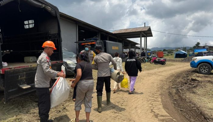 Tak Sekadar Mengamankan, Polres Karo dan Brimob Layani Mobilitas Pengungsi Sinabung