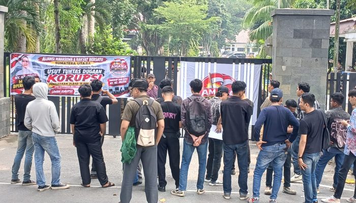 Pengadaan 15 Ribu Jilbab Terindikasi Korupsi, Mahasiswa Bentangkan Spanduk “Tangkap Dan Adili Ketua PKK Deli Serdang”