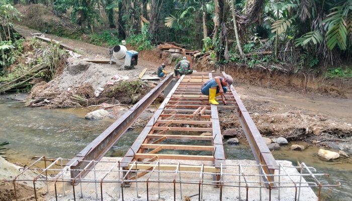 Kodim 0203/LKT Bangun Jembatan Beton Penghubung Dua Dusun di Langkat
