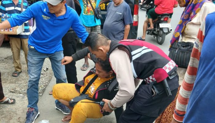 Personel Samapta Polsek Sunggal Tolong Wanita yang Tergeletak di Pinggir Jalan
