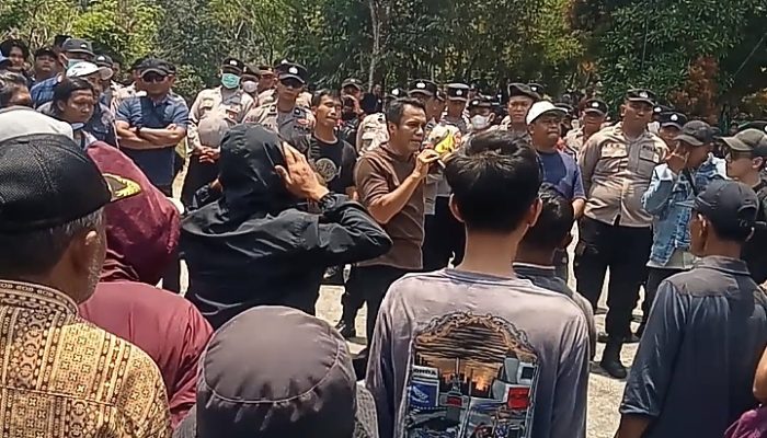 AKSI DAMAI TIGA HARI! Ratusan Warga Blitar Desak Greenfields Hentikan Limbah ke Sungai Genjong