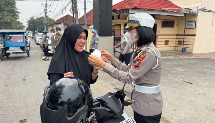 Peduli Kesehatan dan Keselamatan Warga, Polres Tebing Tinggi Bagikan 100 Masker