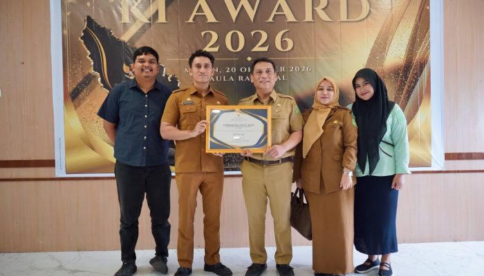 Dukung Medan Raih Predikat Informatif, Kadis Kominfo Arrahmaan Pane Terima Penghargaan KI Sumut