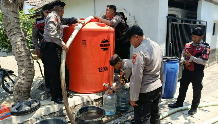 Sumur Warga Mengering, Polres Blitar Kota Salurkan 3.000 Liter Air Bersih ke Kelurahan Sentul