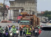Diguyur Hujan, Kapolsek Sunggal Pimpin Pengaturan Lalu Lintas Pagi di Jalan Medan-Binjai