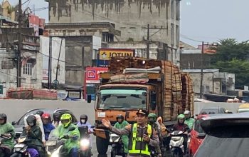 Diguyur Hujan, Kapolsek Sunggal Pimpin Pengaturan Lalu Lintas Pagi di Jalan Medan-Binjai