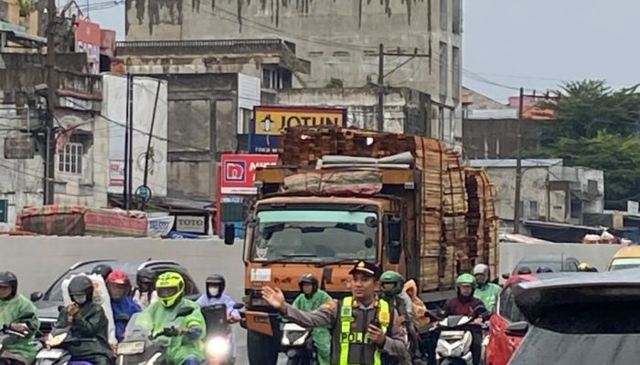 Diguyur Hujan, Kapolsek Sunggal Pimpin Pengaturan Lalu Lintas Pagi di Jalan Medan-Binjai