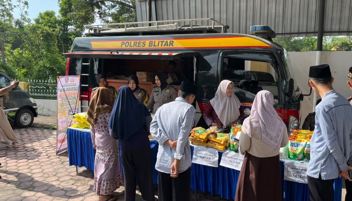 Jumat Keliling di Gandusari, Polres Blitar Hadirkan Layanan Publik hingga Sembako Murah untuk Warga